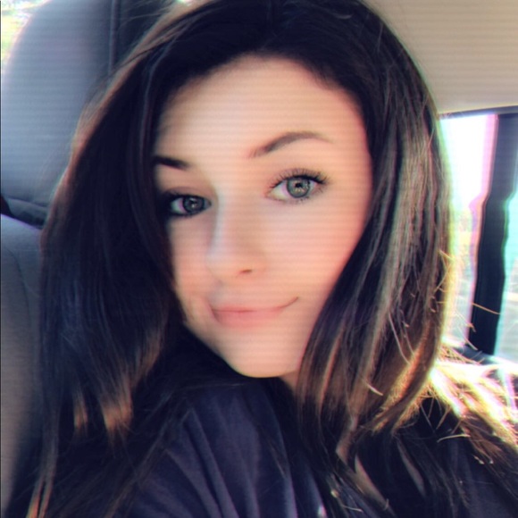 Meet your Posher, Cloe - Picture 1 of 1